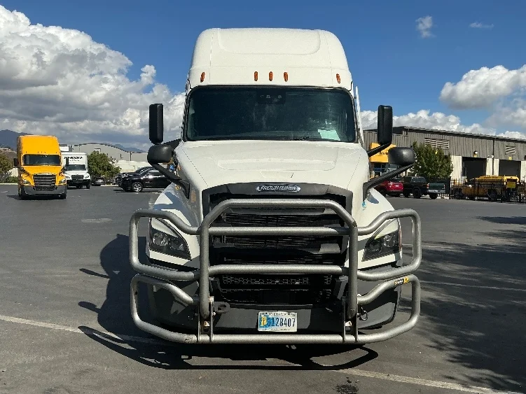 2022 Freightliner Cascadia in Torrance, CA — photo 2