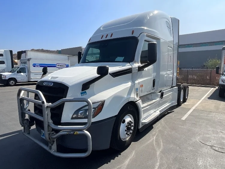 2022 Freightliner Cascadia in Torrance, CA — photo 3