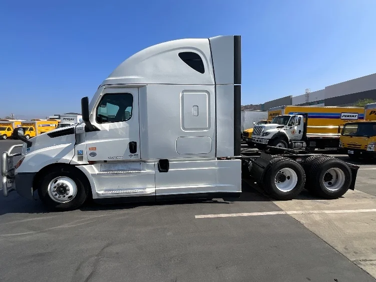 2022 Freightliner Cascadia in Torrance, CA — photo 4