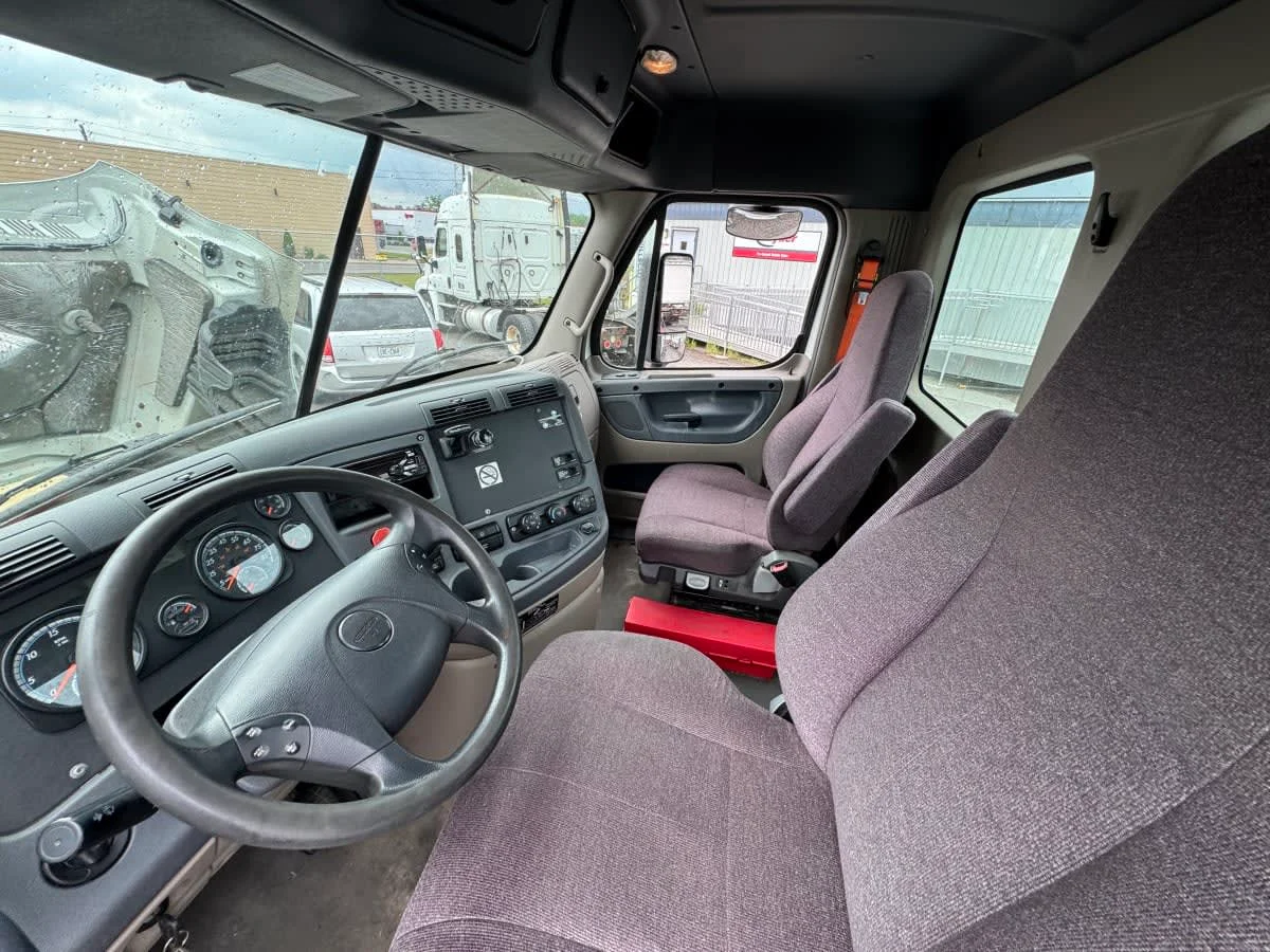 2019 Freightliner Cascadia - image 7