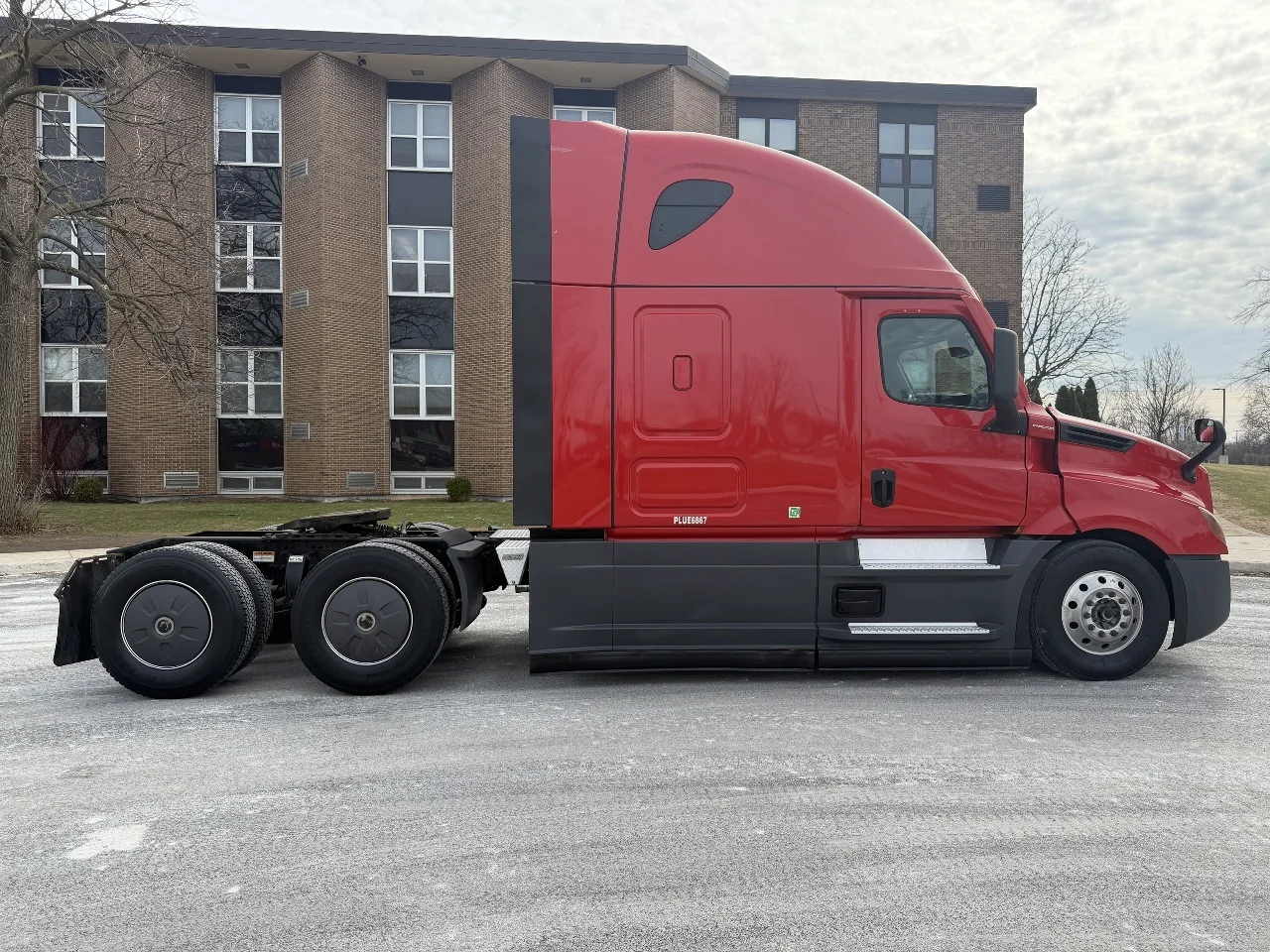 2023 Freightliner Cascadia - image 3