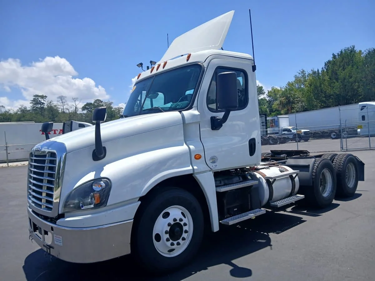 2019 Freightliner Cascadia in Jacksonville, FL — photo 3