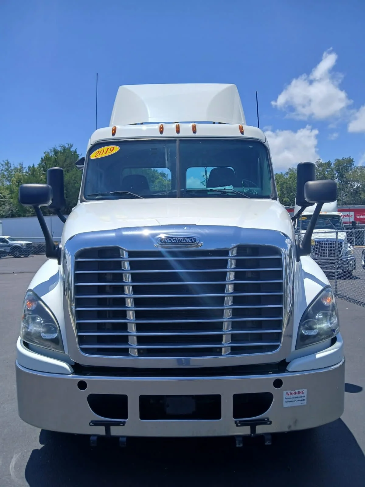 2019 Freightliner Cascadia in Jacksonville, FL — photo 2
