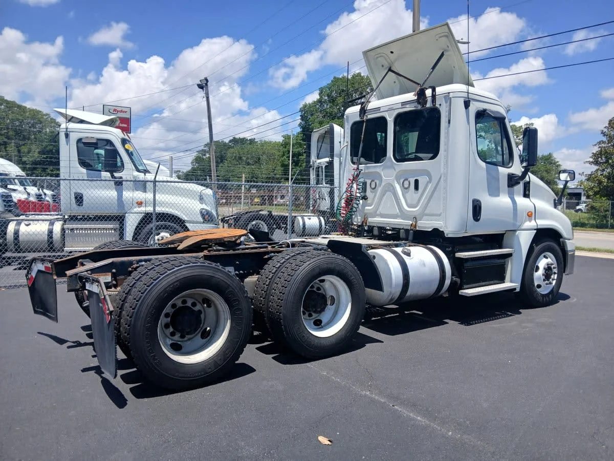 2019 Freightliner Cascadia in Jacksonville, FL — photo 4