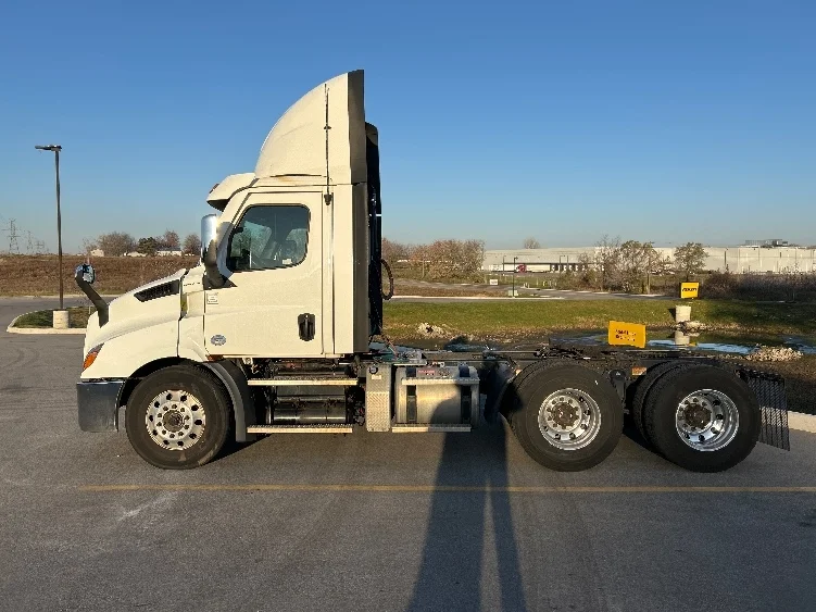 2021 Freightliner Cascadia - image 4