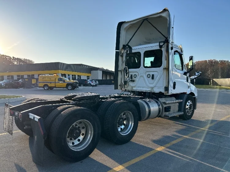2021 Freightliner Cascadia - image 7