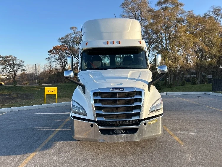 2021 Freightliner Cascadia - image 2
