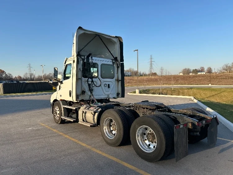 2021 Freightliner Cascadia - image 5