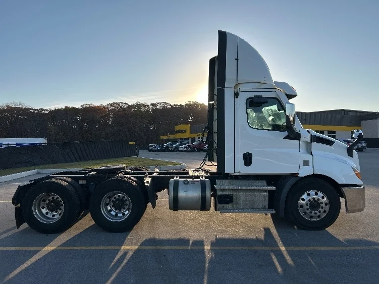 2021 Freightliner Cascadia - image 8