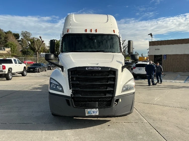 2023 Freightliner Cascadia - image 2