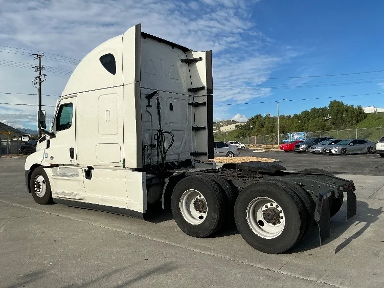 2023 Freightliner Cascadia - image 5