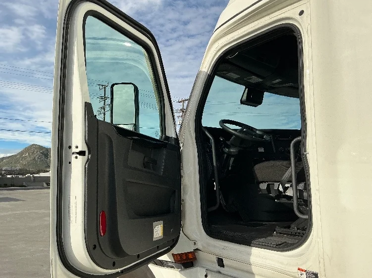 2023 Freightliner Cascadia - image 9