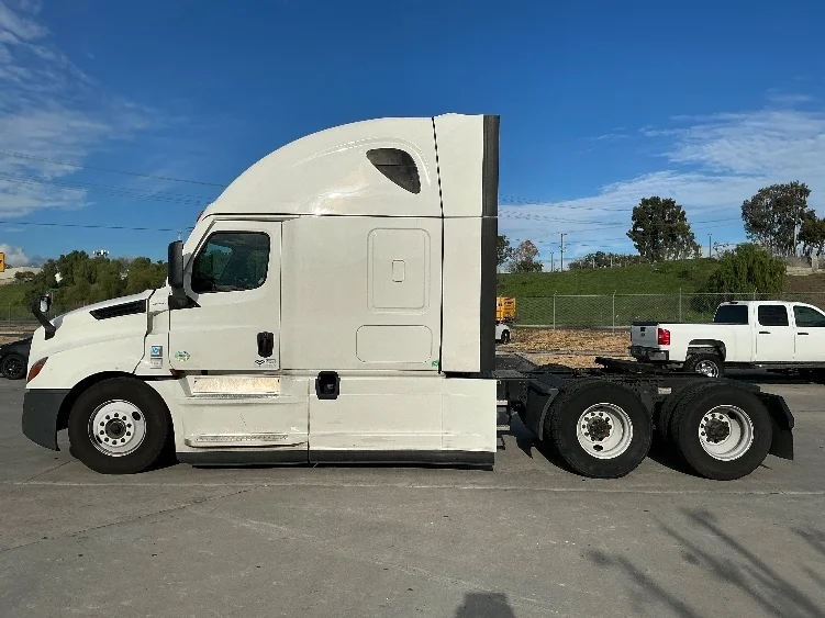 2023 Freightliner Cascadia - image 4