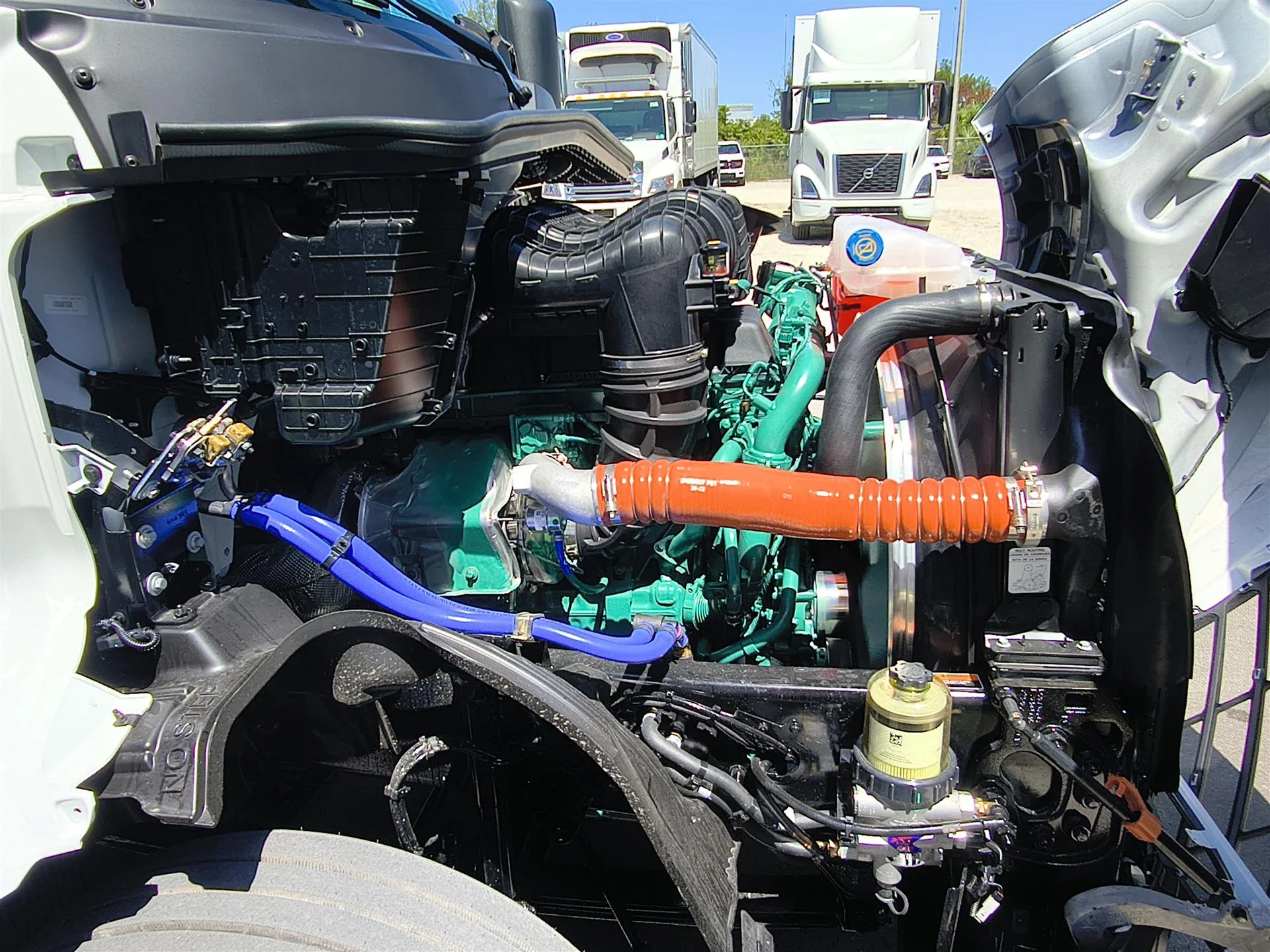 2027 Volvo VNL 860 in Fort Lauderdale, FL — photo 9