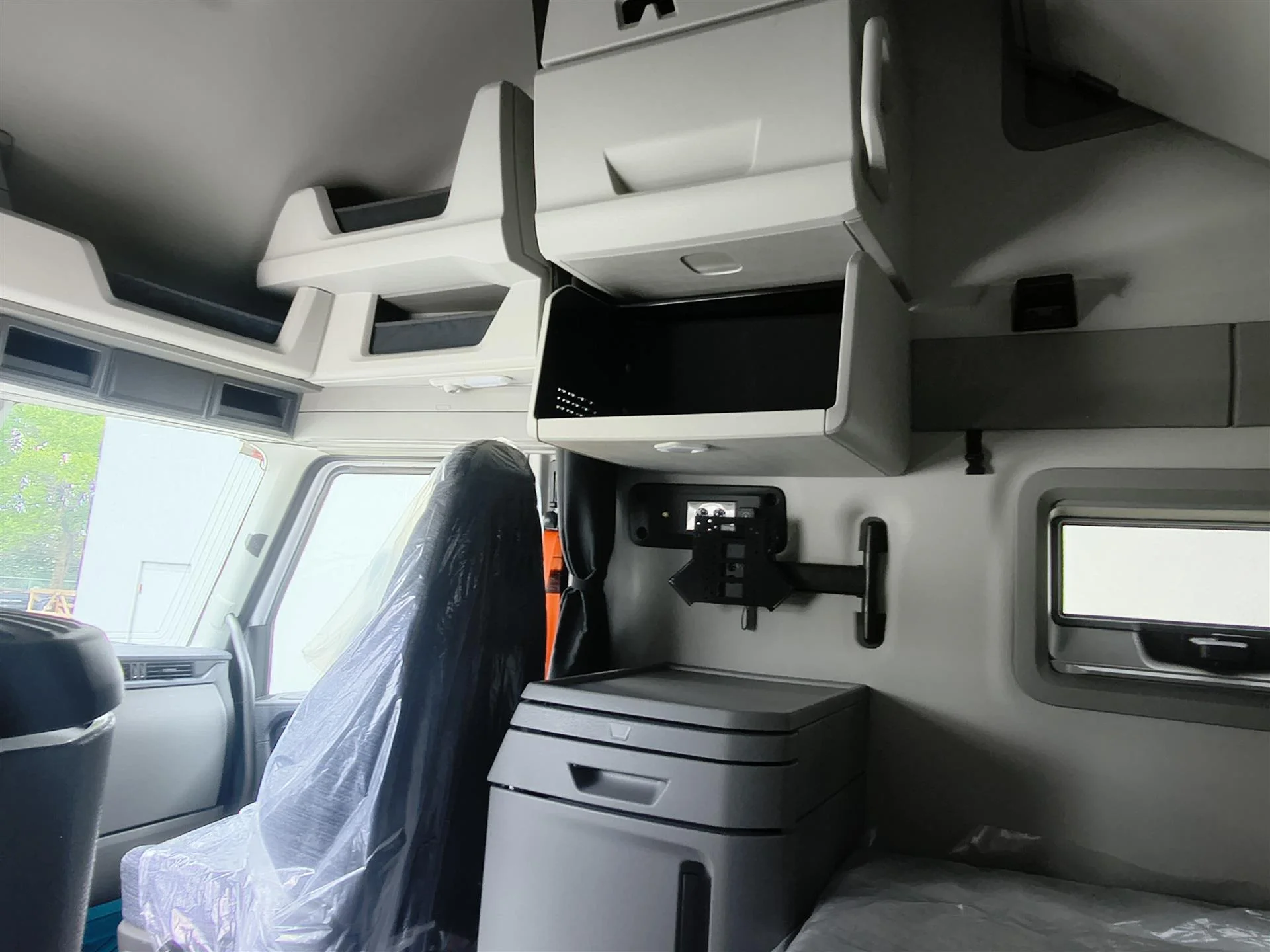 2027 Volvo VNL 860 in Fort Lauderdale, FL — photo 16