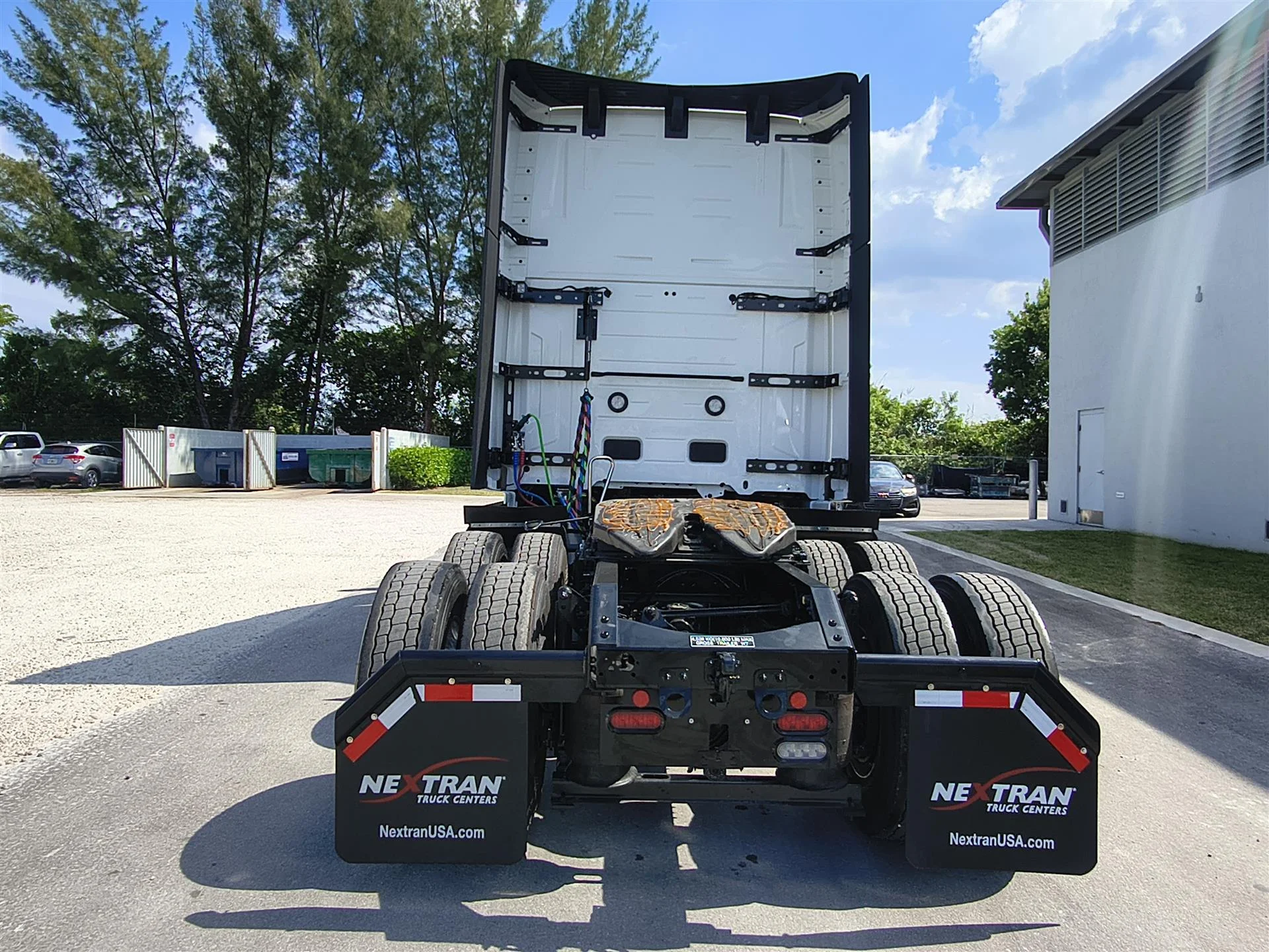 2027 Volvo VNL 860 in Fort Lauderdale, FL — photo 5