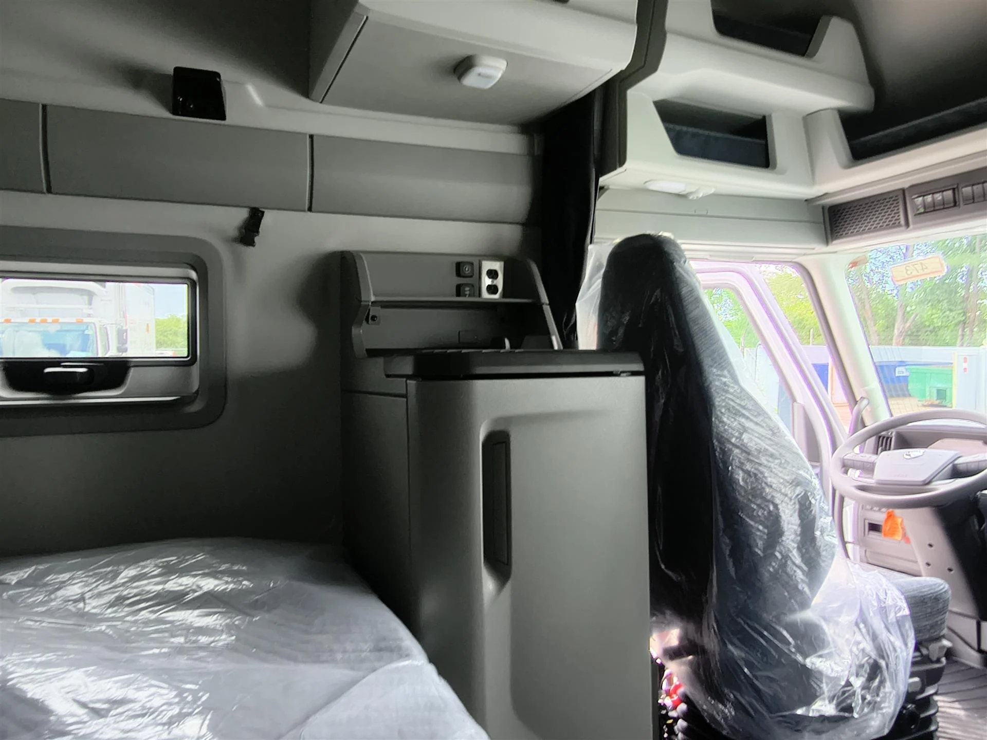 2027 Volvo VNL 860 in Fort Lauderdale, FL — photo 15