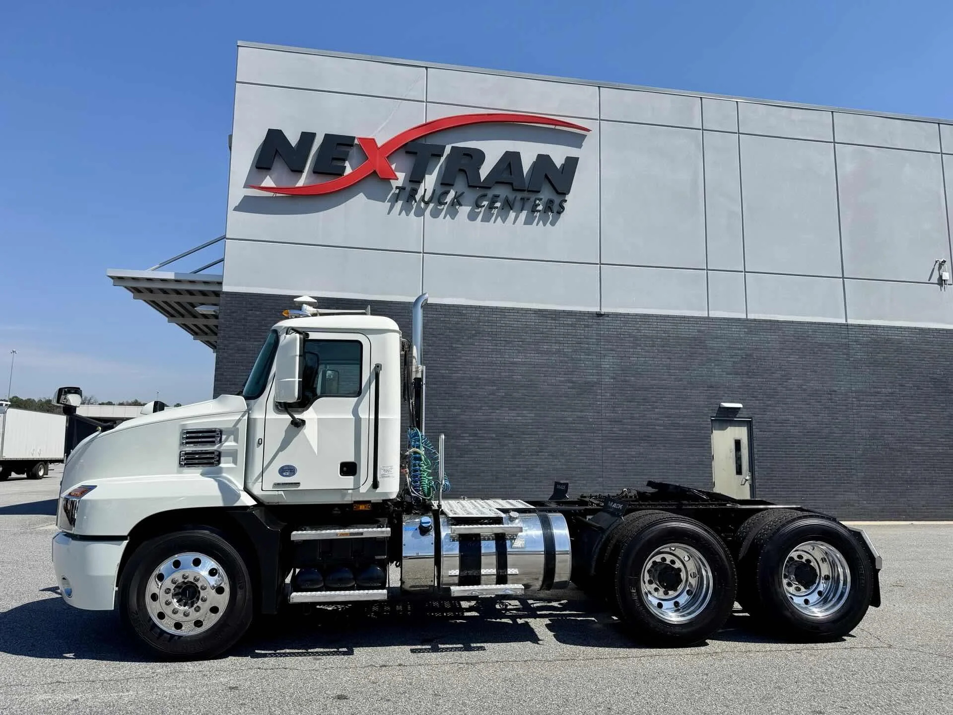 2022 Mack Anthem - image 2