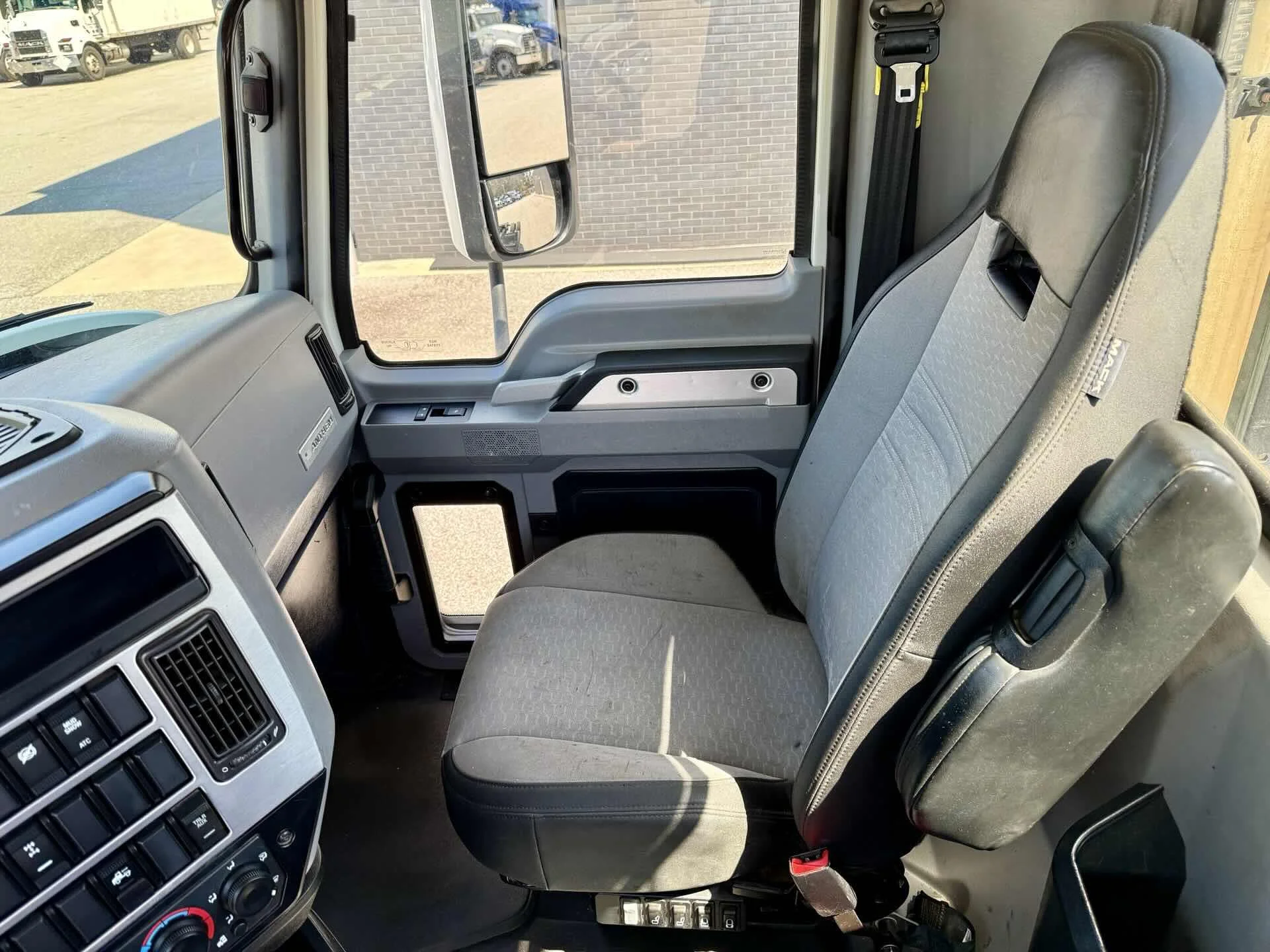 2022 Mack Anthem - image 18