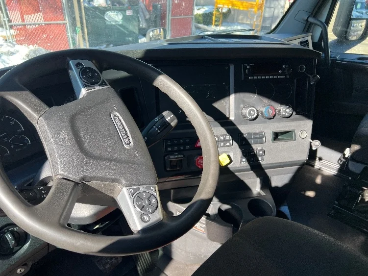 2023 Freightliner Cascadia - image 9