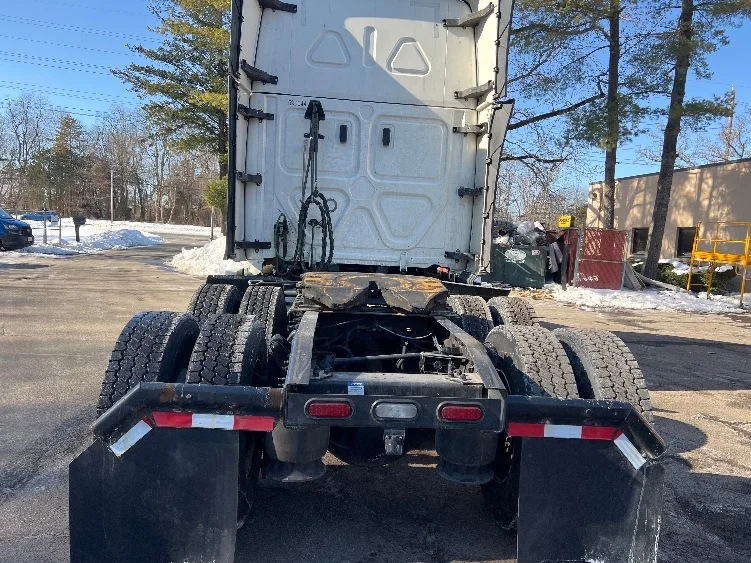2023 Freightliner Cascadia - image 6