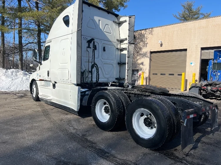 2023 Freightliner Cascadia - image 5