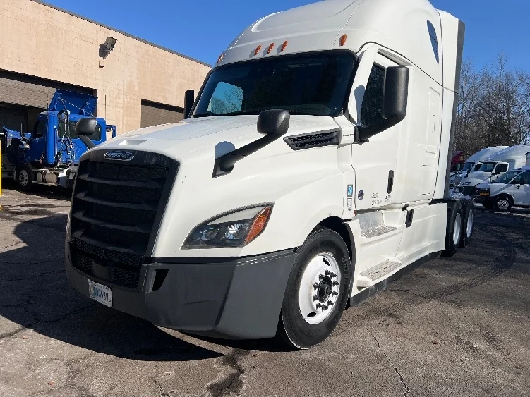 2023 Freightliner Cascadia - image 3