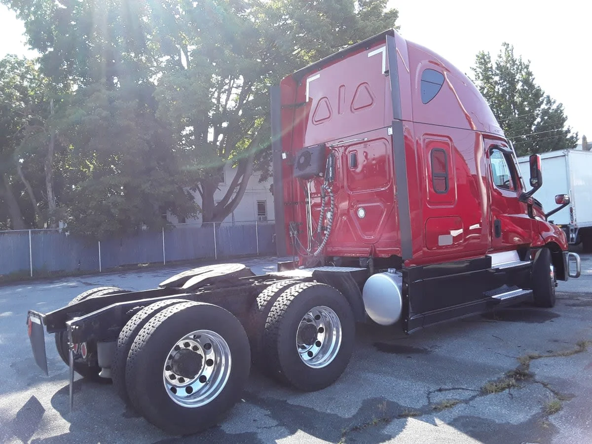 2020 Freightliner Cascadia in Allentown, PA — photo 4