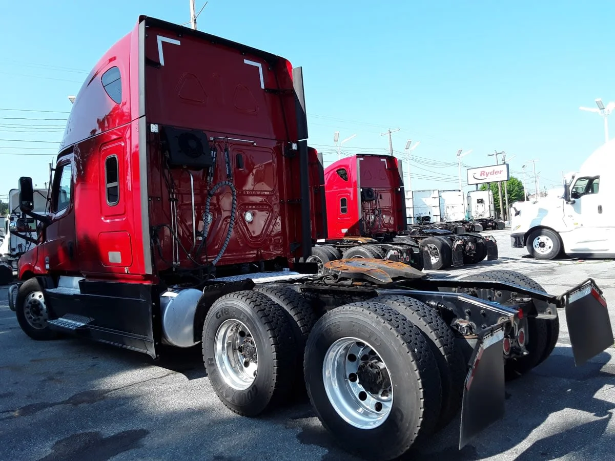 2020 Freightliner Cascadia in Allentown, PA — photo 6
