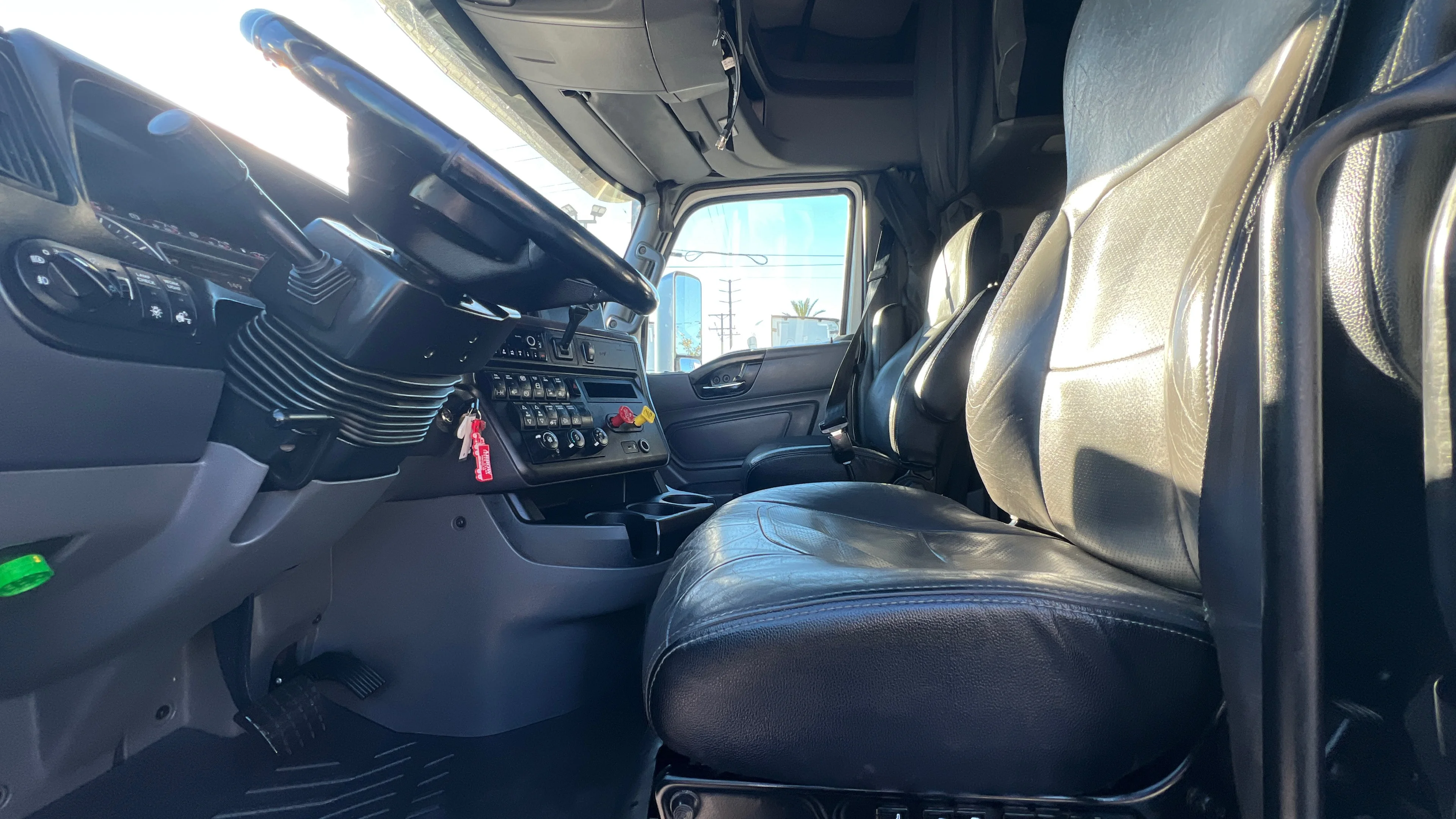 2023 Freightliner Cascadia in Kansas City, MO — photo 34