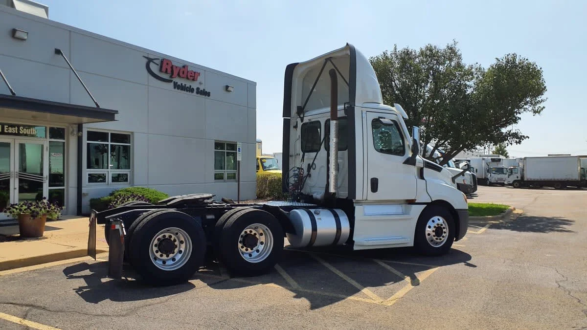 2021 Freightliner Cascadia in Bolingbrook, IL — photo 4