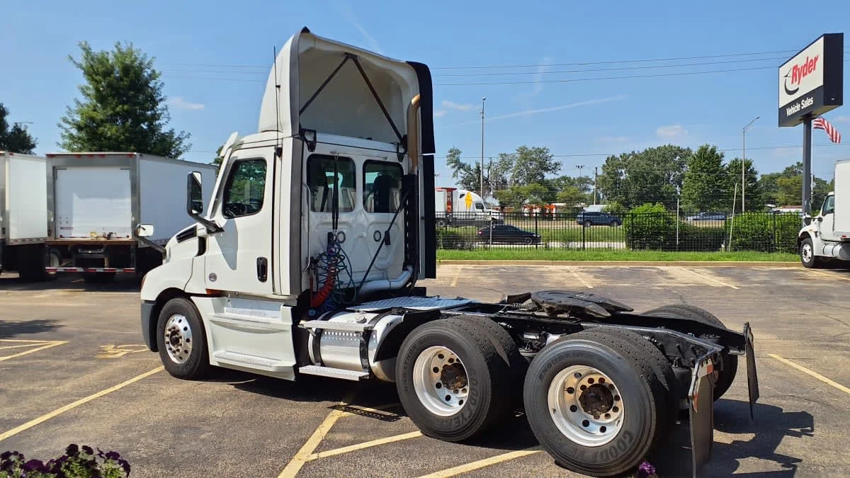 2021 Freightliner Cascadia in Bolingbrook, IL — photo 6