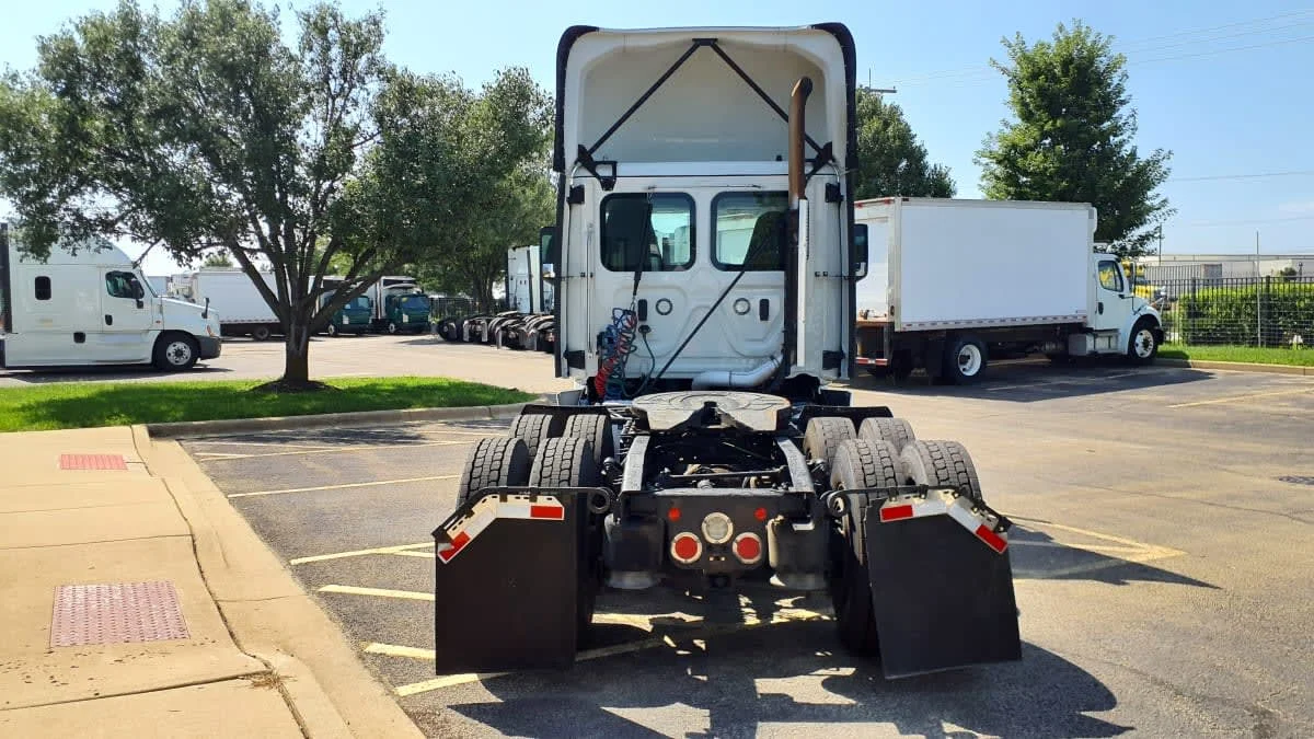 2021 Freightliner Cascadia in Bolingbrook, IL — photo 5