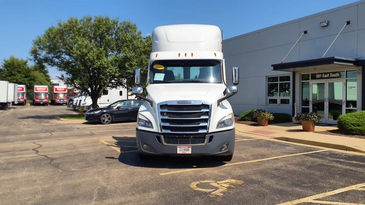 2021 Freightliner Cascadia in Bolingbrook, IL — photo 2