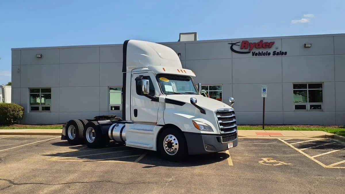 2021 Freightliner Cascadia in Bolingbrook, IL — photo 3