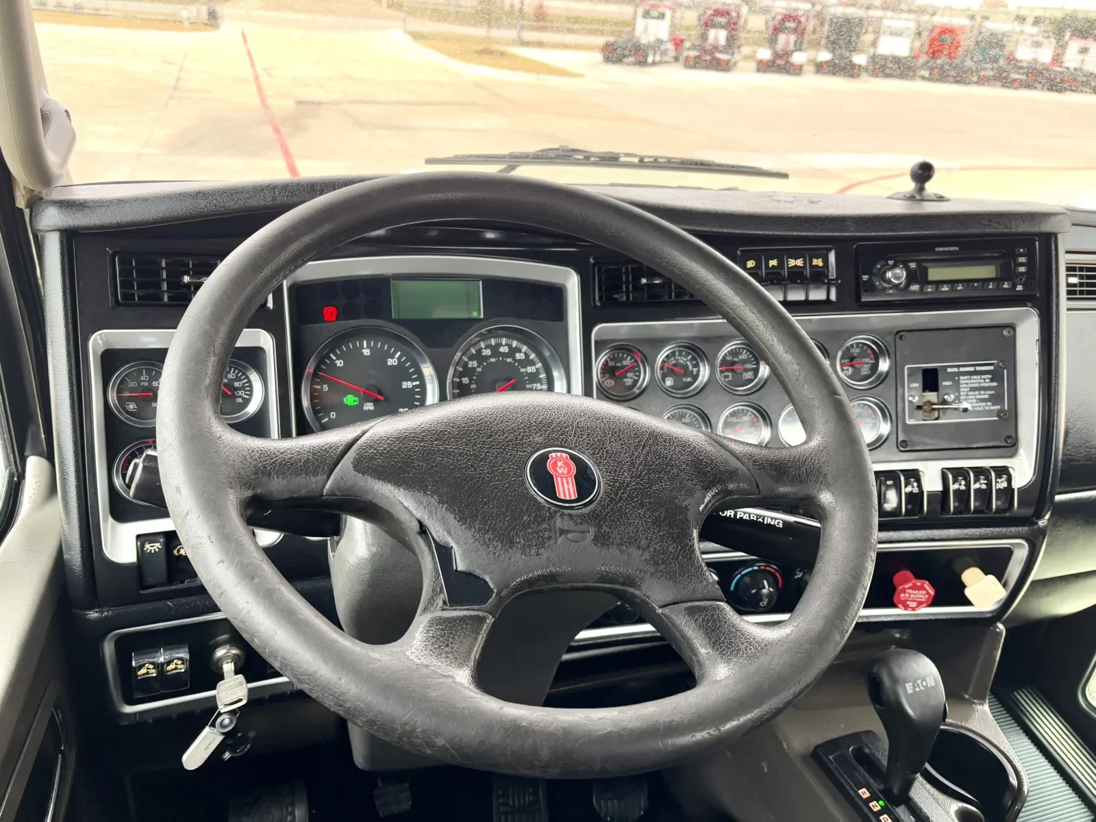 2013 Kenworth T800 - image 16