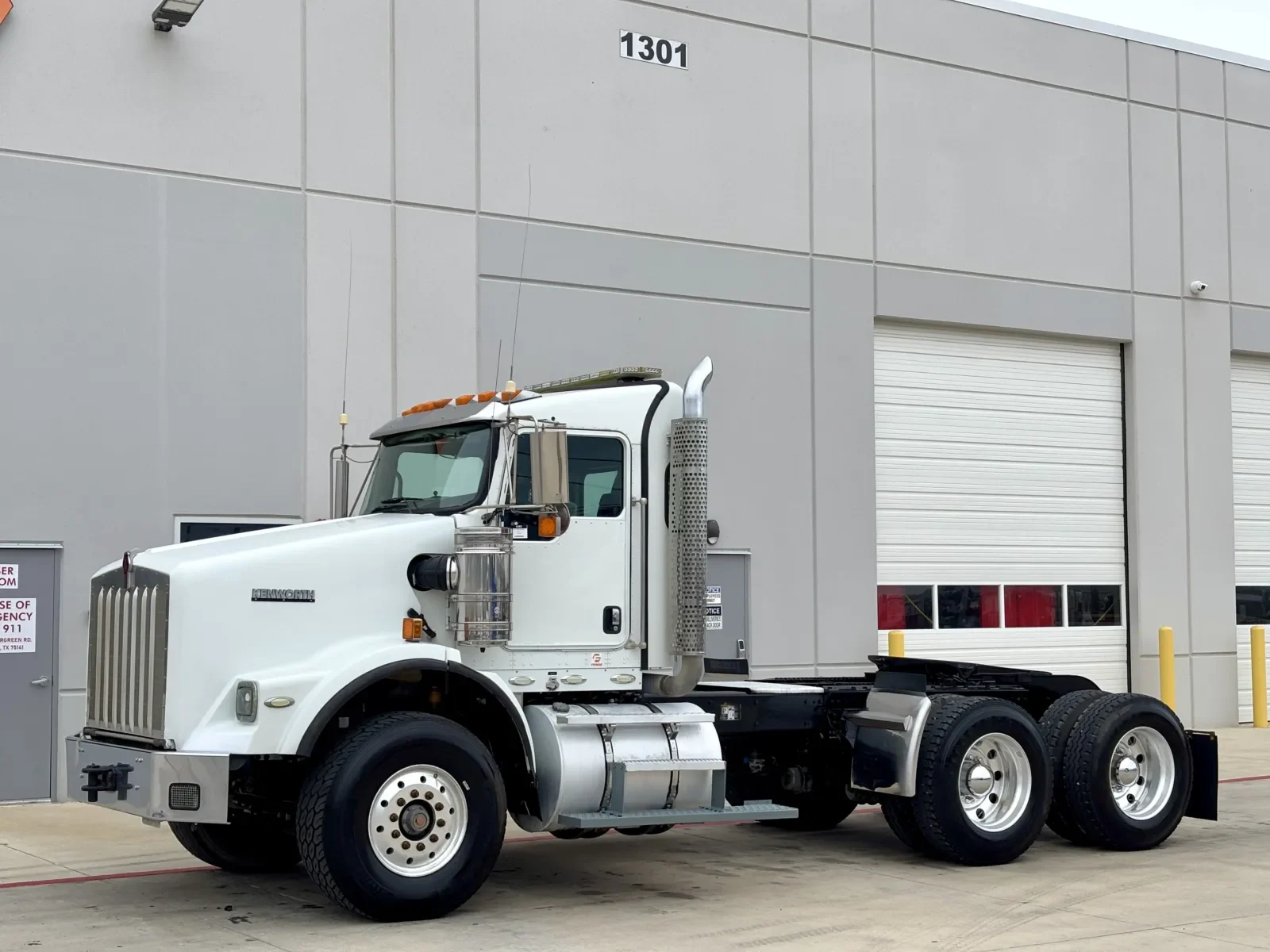 2013 Kenworth T800 - image 2