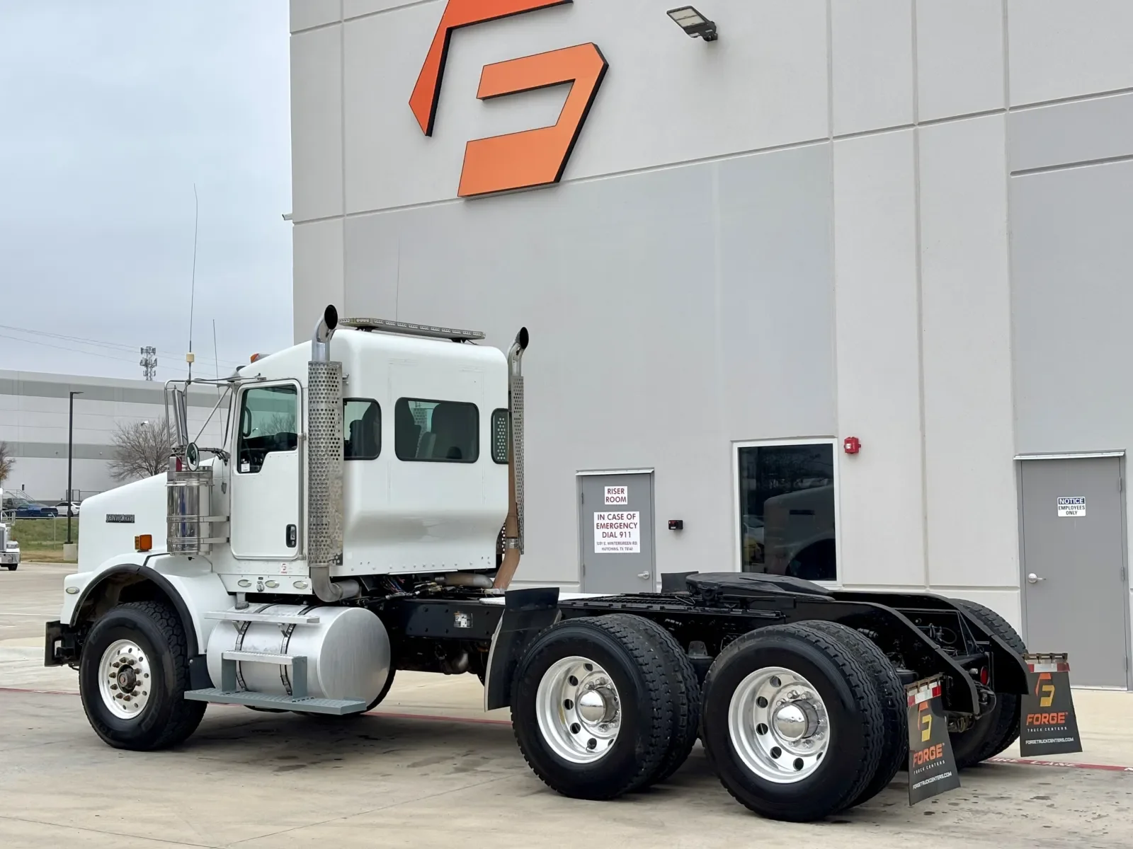 2013 Kenworth T800 - image 6