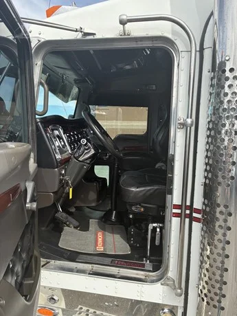 2006 Kenworth T800 - image 38