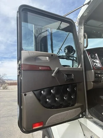 2006 Kenworth T800 - image 37
