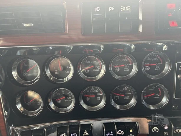 2006 Kenworth T800 - image 43