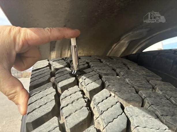 2006 Kenworth T800 - image 15