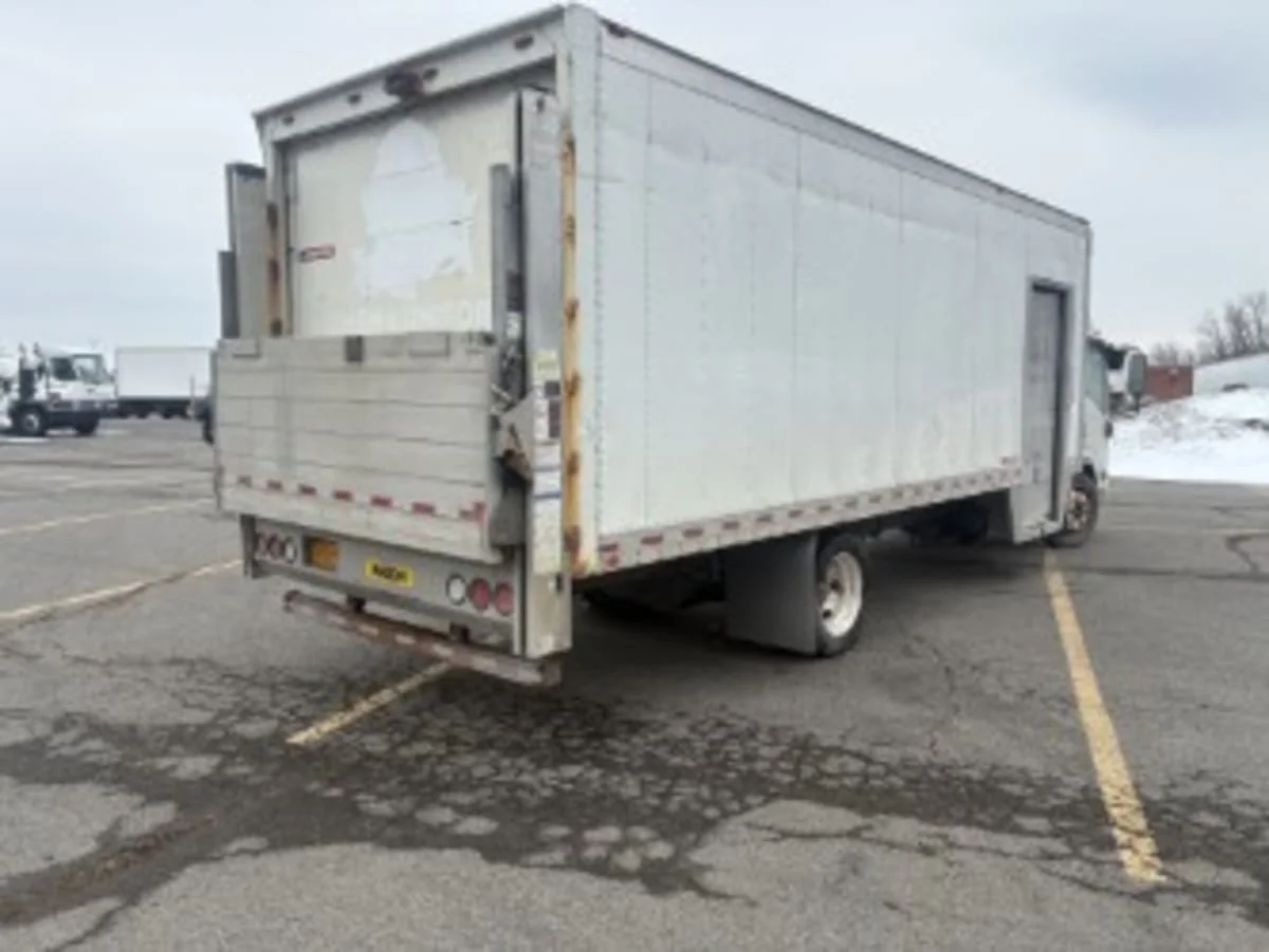 2019 Isuzu NRR in Syracuse, NY — photo 4