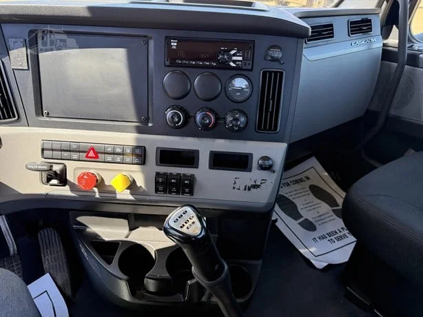 2021 Freightliner Cascadia in MN — photo 6