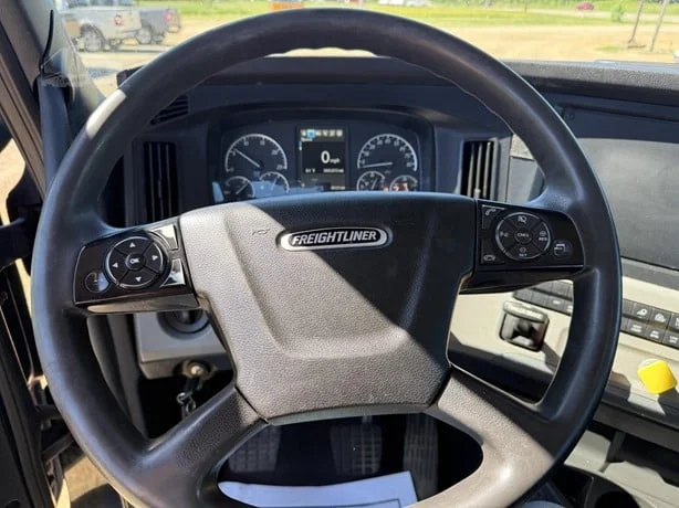 2021 Freightliner Cascadia in MN — photo 8