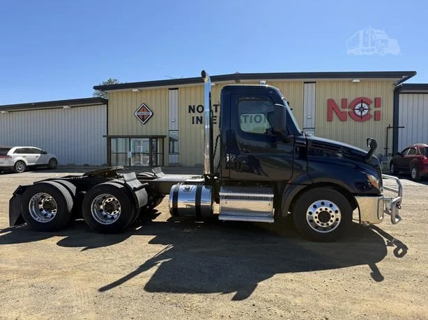 2021 Freightliner Cascadia in MN — photo 2