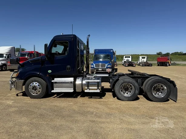 2021 Freightliner Cascadia in MN — photo 16