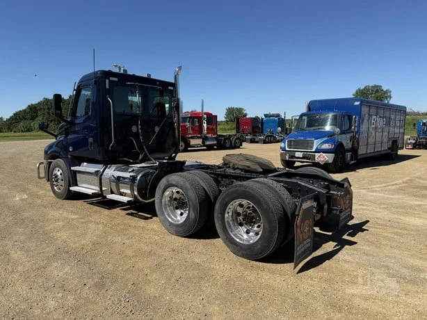 2021 Freightliner Cascadia in MN — photo 15