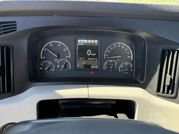 2021 Freightliner Cascadia in MN — photo 7