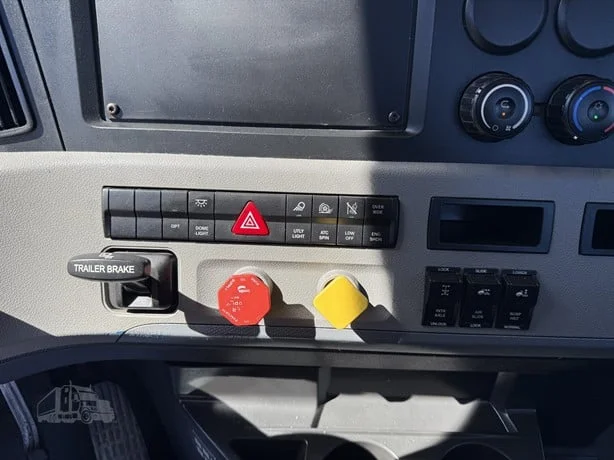 2021 Freightliner Cascadia in MN — photo 9